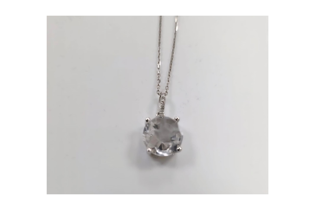 Colgante en oro blanco con diamantes y cuarzo