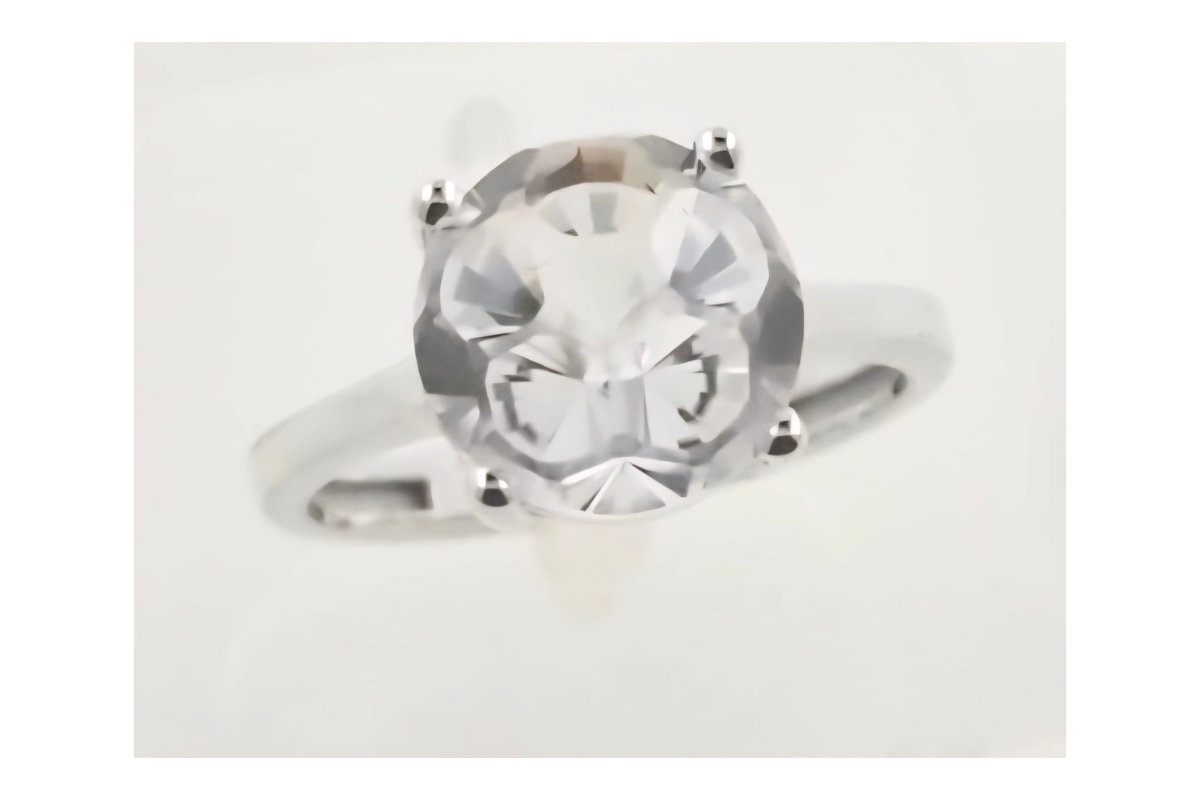 Sortija en oro blanco con cuarzo